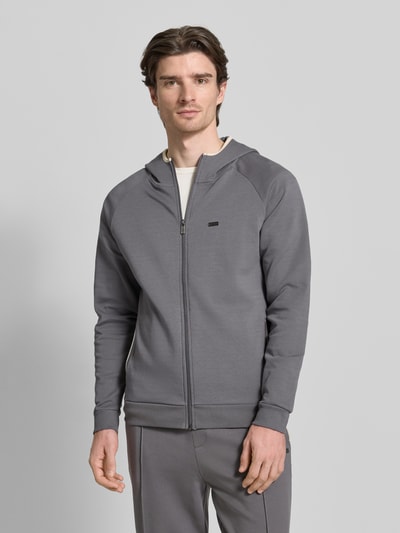 Männermodel trägt Regular Fit Sweatjacke aus Baumwoll-Mix Modell 'SENSE' von BOSS in Grau, Reißverschluss, Kapuze, unifarben, Nahaufnahme Oberkörper.