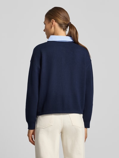 Frauenmodel trägt Strickpullover mit Hemdblusenkragen Modell 'PAULIN' von SUNCOO PARIS in Dunkelblau, Regular Fit, Rückenansicht. Material-Mix mit Leinen-Anteil, Hemdblusenkragen, Knopfleiste, Rückenlänge und Ärmellänge in Größe S.
