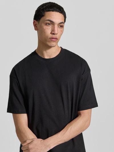 Männermodel trägt T-Shirt mit Rundhalsausschnitt Modell 'BRADLEY' von Jack & Jones, reine Baumwolle, Regular Fit, Nahaufnahme Oberkörper.