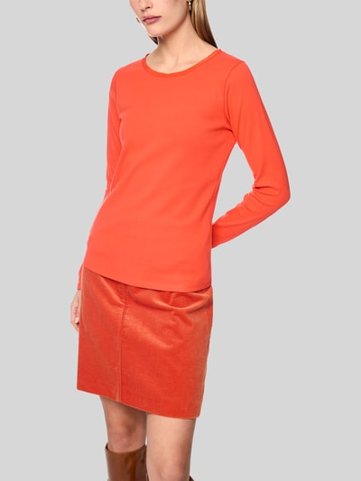 Vrouwenmodel draagt Slim Fit Langarmshirt uit katoenmix van Marc Cain in oranje met boothals en geborduurd logo, dames, voorkant bovenlichaam, ruglengte maat 36: 58 cm