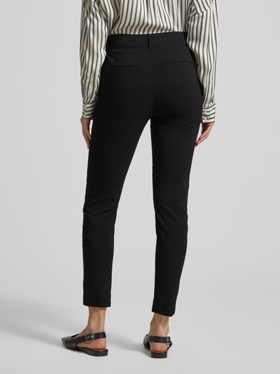 Frauenmodel trägt Hose mit Gesäßtaschen Modell 'DIXI' von B.Young, schwarzer Viskose-Mix, Slim Fit, Rückansicht Ganzkörperansicht.