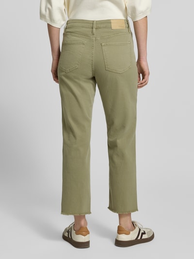 Frauenmodel trägt Straight Fit Jeans aus Baumwoll-Mix Modell 'KAROLIN' von s.Oliver RED LABEL in Optik: Unifarben, Ganzkörperansicht Rückansicht.