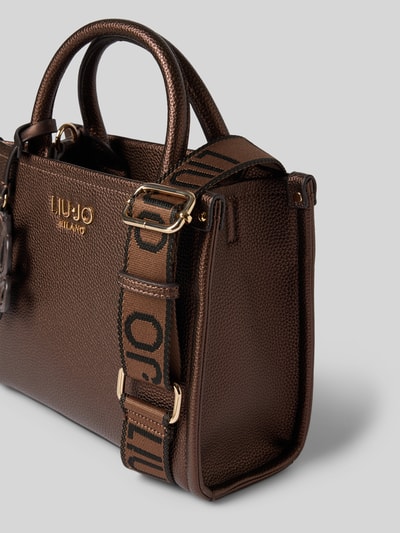 Produktfoto, Handtasche in Leder-Optik van Liu Jo White, bruin met structuur, Hoofdvak met ritssluiting, Afneembare schouderband, logodetail, Breedte maat 1: 26 cm, Lengte maat 1: 21 cm, Diepte maat 1: 10 cm, bandlengte maat 1: 120 cm