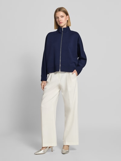 Frauenmodel trägt Relaxed Fit Jacke in Strick-Optik mit Stehkragen von windsor., dunkelblau, aus reiner Baumwolle, elastische Abschlüsse, Zweiwegekragen, weiße Hose, Ganzkörperansicht von vorne