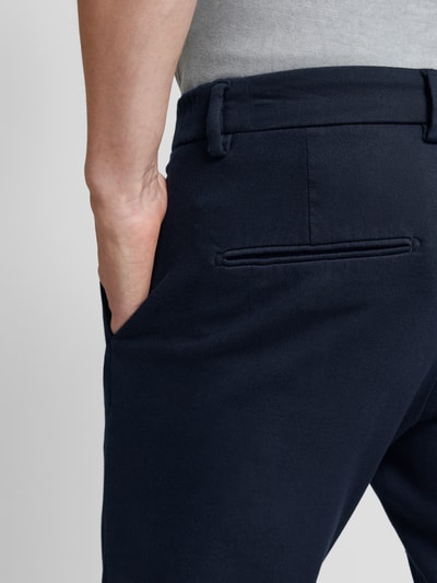 Drykorn Tapered fit stoffen broek met ceintuurlussen, model 'AJEND' Marineblauw - 3