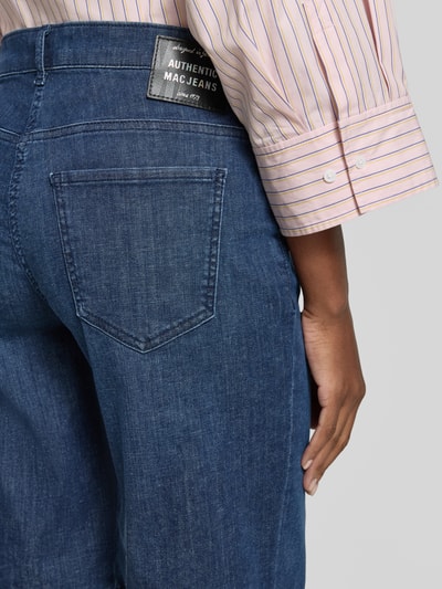 Frauenmodel trägt Bermudas mit Eingrifftaschen Modell 'Summer Clean' von MAC aus Baumwoll-Mix mit Stretch-Anteil, Detailaufnahme Rückansicht.