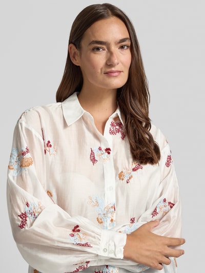 Vrouwenmodel draagt Regular Fit Blouse met Stitchings model 'Sabine' van MSCH Copenhagen, lyocellmix, overhemdkraag, knoopsluiting, witte en rode bloemenprint, dames blouse, Nahaufnahme Oberkörper. Ruglengte maat XS/S: 45 cm, mouwlengte maat XS/S: 55 cm.