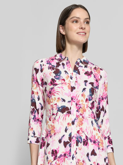 Frauenmodel trägt Hemdblusenkleid aus Reine Viskose mit Knopfleiste Modell 'SAVANNA' von YAS, Taillierter Schnitt, Maxikleid, 3/4-Arm, Nahaufnahme Oberkörper.