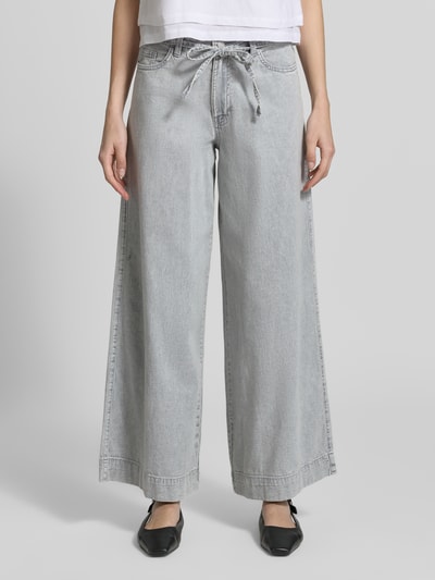 Frauenmodel trägt Regular Fit Wide Leg Jeans aus reiner Baumwolle Modell 'AISA' von Vero Moda in hellem Denim mit Twill-Struktur, Ganzkörperansicht von vorne.