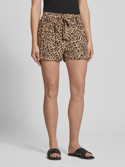Frauenmodel trägt Loose Fit Bermudas aus reiner Viskose Modell 'NOVA' von Only, Optik: Allover-Muster, elastischer Bund, Ganzkörperansicht von vorne.