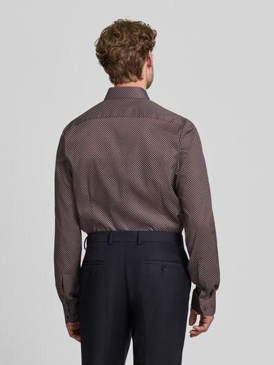 Männermodel trägt Body Fit Businesshemd aus Baumwoll-Mix von OLYMP Level 5, feines Muster in Dunkelrot und Weiß, Ganzkörperansicht Rückansicht.
