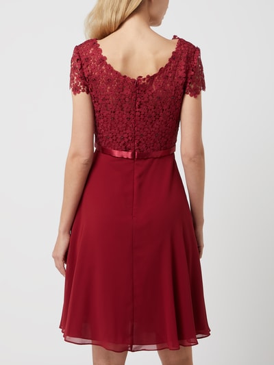 Luxuar Cocktailkleid mit Ziersteinen und floralen Stickereien Bordeaux 5