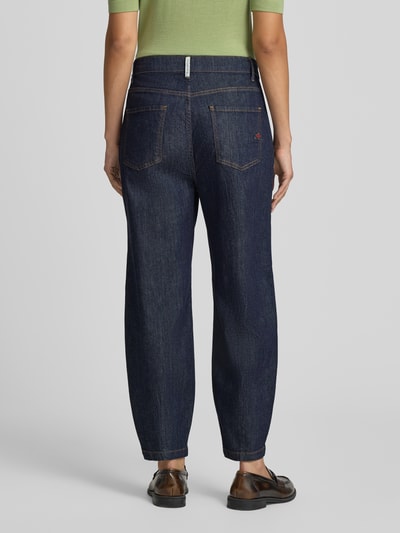 Kobiece model prezentuje jeansy Barrel Jeans aus Baumwoll-Mix Modell 'Ballon Str Denim' od Buena Vista, ciemnoniebieski odcień, tekstura gładka, całkowity widok z tyłu, damskie jeansy Buena Vista
