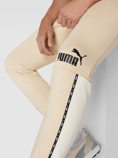 PUMA PERFORMANCE Sweatpants mit Label-Print Modell 'ESS BLOCK x TAPE' Beige 3