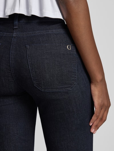 Frauenmodel trägt Cropped Fit Gerade Hose aus Baumwoll-Mix Modell 'TESS CROPPED' von CAMBIO in dunklem Blau, Nahaufnahme Rückansicht, Damen Gerade Hose.