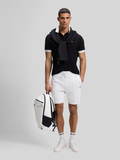 Männermodel trägt Regular Fit Sweatshorts aus Baumwoll-Mix Modell 'JT_JOIN HEADLO' von BOSS Green, Optik: Unifarben, Ganzkörperansicht von vorne.