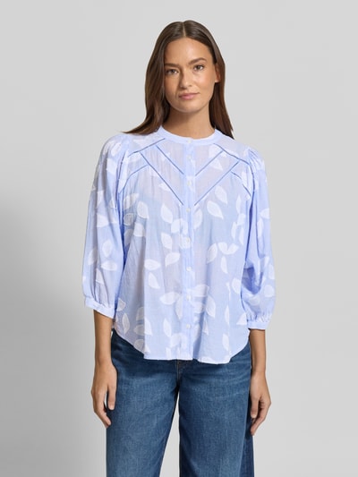 Frauenmodel trägt Regular Fit Bluse mit 3/4-Arm Modell 'FAVIOLA FANCY' von 0039 Italy, reine Baumwolle, Hellblau mit Blattmuster, Rundhalsausschnitt, Ganzkörperansicht von vorne.