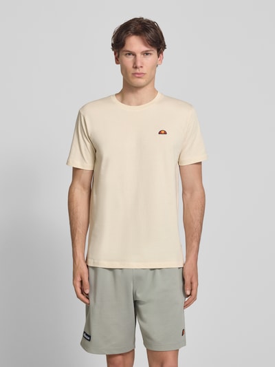 Männermodel trägt ellesse Herren T-Shirt mit Label-Stitching Modell 'CASSICA', Reine Baumwolle, Regular-Fit, Rundhalsausschnitt, Ganzkörperansicht von vorne.