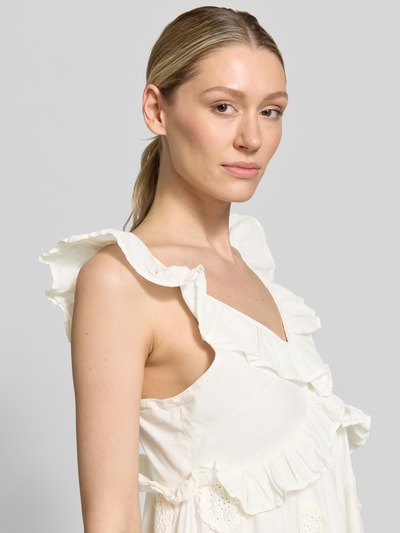 Frauenmodel trägt Damen Midikleid mit Volants Modell 'YASNAMA' von YAS aus Reine Baumwolle in Weiß, Nahaufnahme Oberkörper. Taillierte Passform, V-Ausschnitt, Rückenlänge 121 cm, Brustweite 44 cm bei Größe 36.