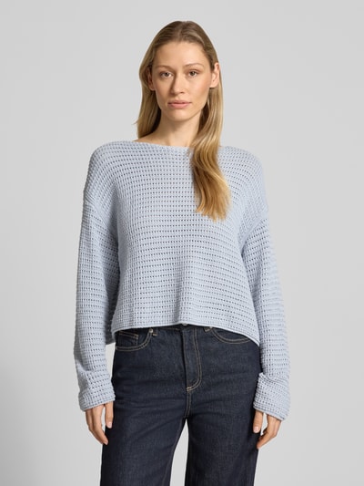 Vrouwenmodel draagt Pullover met oversneden schouders Modell 'IMENIA' van Drykorn in lichtblauw katoen met opengewerkt patroon, losse fit, ronde hals; frontale opname van het volledige bovenlichaam.