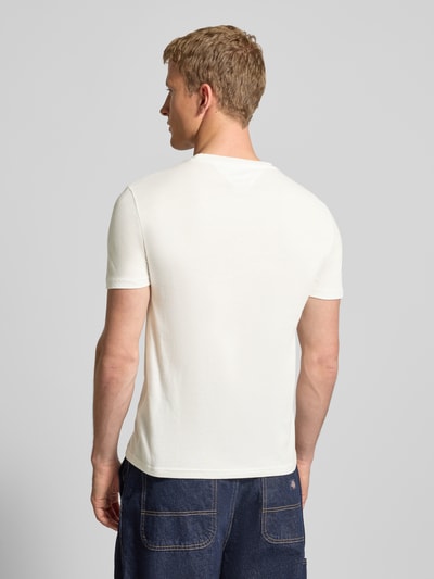 Männermodel draagt Slim Fit T-shirt uit pure katoen in 2er-pack van Tommy Jeans, look: effen, korte mouw, ronde hals, jersey, multiverpakking, logodetail, Ganzkörperansicht Rückansicht.