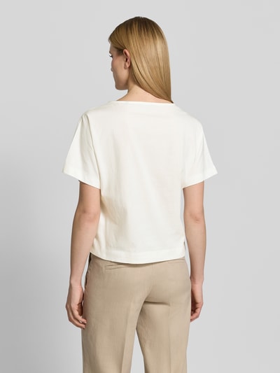 Frauenmodel trägt T-Shirt mit Strukturmuster und U-Boot-Ausschnitt von Zero, Reine Baumwolle, Loose-Fit, Rückenlänge 55 cm, Ganzkörperansicht Rückansicht.