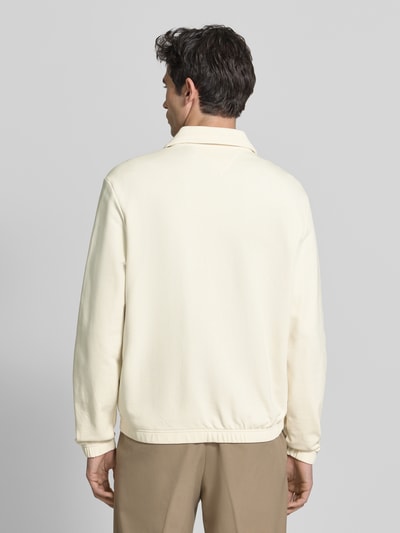 Männermodel trägt Regular Fit Sweatjacke aus reiner Baumwolle von Tommy Hilfiger in Optik: Unifarben, Materialverarbeitung: Sweat, Ganzkörperansicht Rückansicht.