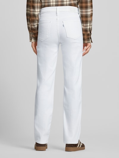 Frauenmodel trägt Jeans mit 5-Pocket-Design von Levi's®, weiß, Material-Mix mit Stretch-Anteil, gerader Schnitt, Ganzkörperansicht Rückansicht.