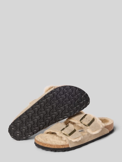 Produktfoto, Slipper mit offener Ferse Modell 'Arizona' von Birkenstock, beige Fellbesatz, abgerundete Passform, Logo-Detail, 3 cm Absatz