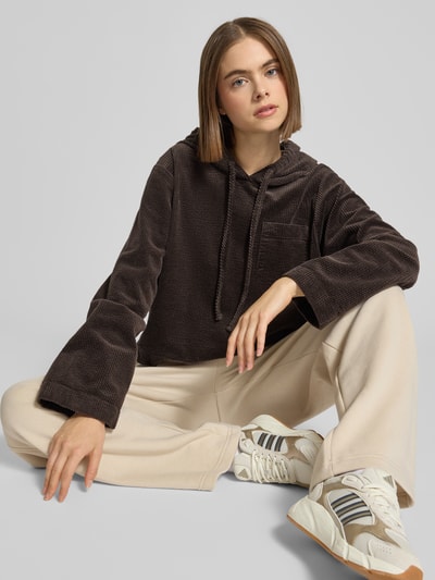 Frauenmodel trägt Oversized Hoodie aus reiner Baumwolle von Marc O'Polo Denim in Optik: Unifarben, Struktur, Cord, Label-Stitching, Ganzkörperansicht von vorne.