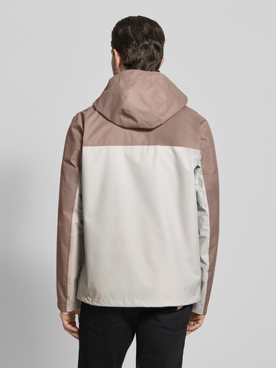 Männermodel draagt Jacke mit Kapuze Modell 'Hikebound™ II' van Columbia in regular fit met tunnelkoord, logoprint en mouwsluitingen, ruglengte 74 cm, schouderbreedte 49 cm, borstwijdte 61 cm, mouwlengte 70 cm, lichte en bruine kleurblokken, gladde textuur, geheel van achteren.