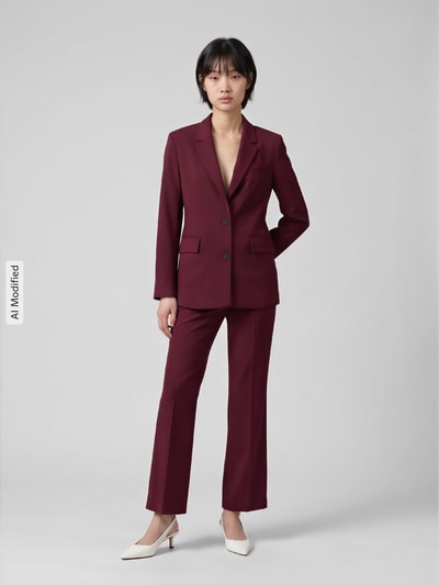 Frauenmodel trägt Regular Fit Longblazer aus Viskose-Mix Modell 'RITA' von Selected in Dunkelrot, Damen Longblazer, Ganzkörperansicht von vorne, KI-modifiziertes Bild.