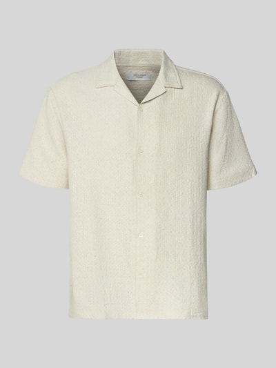 Produktfoto, cremefarbenes Regular Fit Freizeithemd im Allover-Look Modell 'MONTAUK' von Jack & Jones aus Material-Mix mit Baumwoll-Anteil, Reverskragen und Knopfleiste, strukturierte Oberfläche