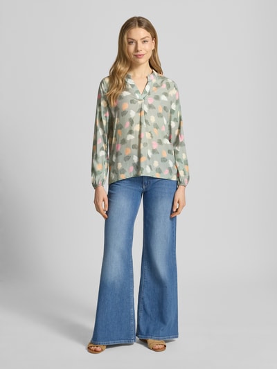 Frauenmodel trägt Regular Fit Bluse aus reiner Viskose Modell 'Hilga' von ZABAIONE, pastellfarben, Tunika-Kragen, Ganzkörperansicht von vorne.