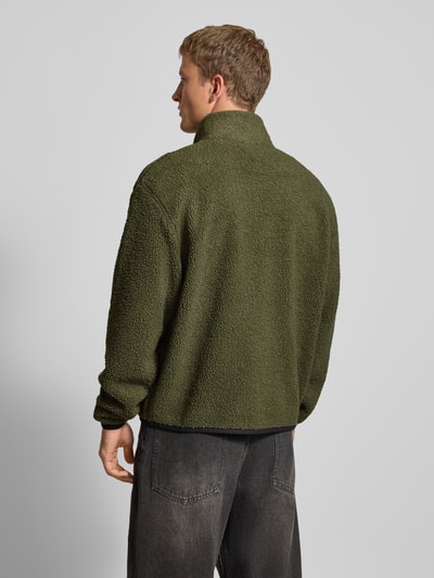 Männermodel trägt Relaxed Fit Fleecejacke in Teddyfleece-Optik von Tommy Jeans, Optik: Unifarben, Materialverarbeitung: Webkunstfell, Ganzkörperansicht Rückansicht.