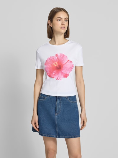 Frauenmodel trägt Regular Fit T-Shirt aus reiner Bio-Baumwolle Modell 'PRINCESS' von Only in Optik: Unifarben mit Foto-Print, Rundhals-Ausschnitt, Kurzarm, Materialverarbeitung: Jersey, Ganzkörperansicht von vorne.