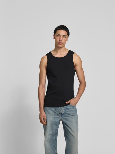 Männermodel trägt Slim Fit Top mit Rundhalsausschnitt von WON HUNDRED aus elastischem Baumwoll-Mix mit Strukturmuster, Ärmelloses-Design, Schwarz, Ganzkörperansicht von vorne.