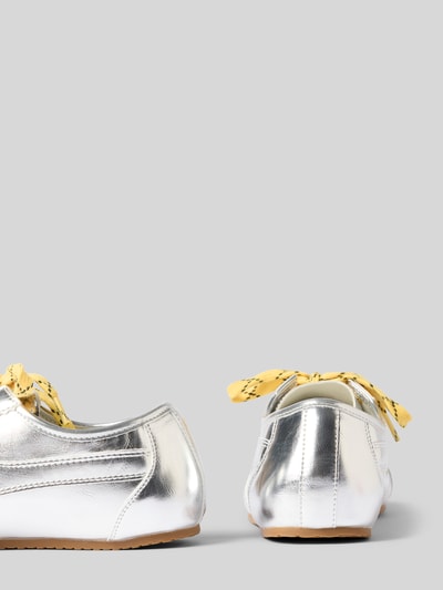 Productfoto, Sneaker im Metallic-Look van BIANCO met afgeronde punt, vetersluiting, metallic, rubberzool, hakhoogte maat 40: 1 cm, schachthoogte 7 cm, schachtbreedte 7 cm.