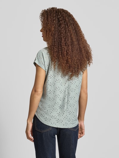Frauenmodel trägt Relaxed Fit T-Shirt mit Ausbrenner-Effekt Modell 'SMILLA' von Only, hellblau, Damen T-Shirt, Kurzarm, Rundhals, Ganzkörperansicht Rückansicht.