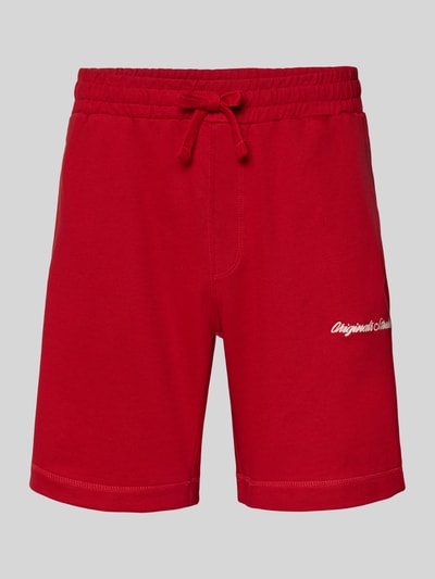 Productfoto, rode korte broek van katoenmix relaxed fit, model 'KARL' met labelstitching, steekzakken, Jack & Jones, bandwijdte maat M 42 cm, binnenbeenlengte maat M 20 cm.