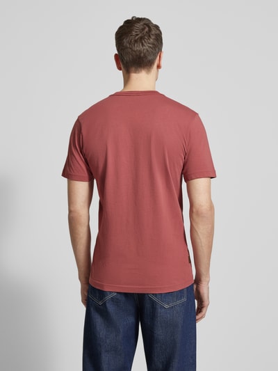 Männermodel trägt Regular Fit T-Shirt mit Logo-Print von PME Legend in Rot, reine Baumwolle, Rundhalsausschnitt, Ganzkörperansicht Rückansicht.