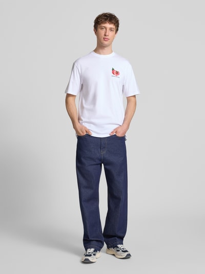 Männermodel trägt Relaxed Fit T-Shirt aus reiner Baumwolle Modell 'TASTY' von Only & Sons, Optik: Unifarben, Rundhals, Kurzarm, Schriftzug-Applikation, Ganzkörperansicht von vorne.