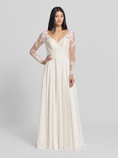 Frauenmodel trägt Brautkleid mit Stitchings und V-Ausschnitt von LUXUAR FASHION, weißer Chiffon, A-Linie, Maxikleid, Ganzkörperansicht von vorne.