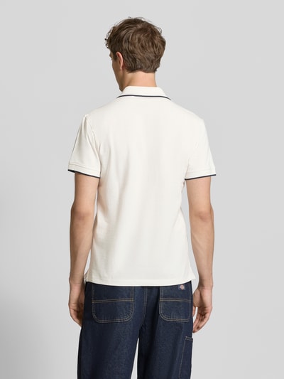 Männermodel trägt Regular Fit Poloshirt mit Logo-Stitching Modell 'Hedin' von Blend aus reiner Baumwolle, kurzärmelig, Rückenlänge 71 cm, Ganzkörperansicht Rückansicht.
