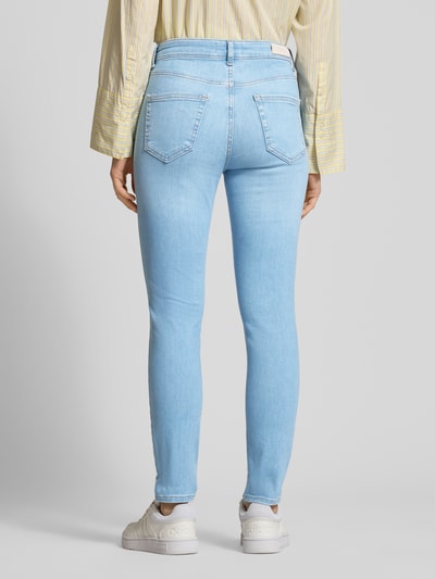 Frauenmodel trägt Skinny Fit Jeans aus Baumwoll-Mix Modell 'BLUSH' von ONLY in heller Denim-Optik, Label-Patch, 5-Pocket-Design, Ganzkörperansicht Rückansicht.