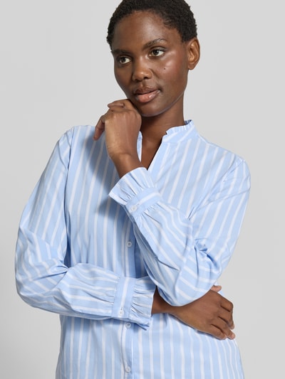 Vrouwenmodel draagt Regular Fit Bluse mit V-Ausschnitt van MORE, katoenmix met stretch, all-over look, knoopsluiting, lichtblauw met witte strepen, gladde textuur, blouse uit context, Nahaufnahme Oberkörper
