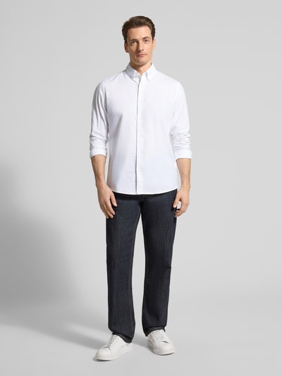 Männermodel trägt Slim Fit Freizeithemd aus reiner Baumwolle von MCNEAL, weiß, Button-Down-Kragen, Ganzkörperansicht von vorne
