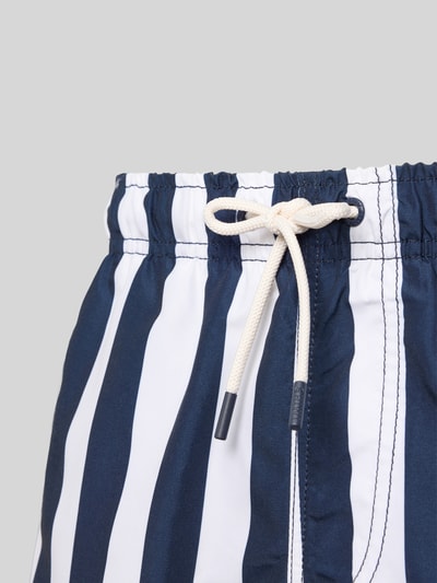 Produktfoto, Badehose mit Gesäßtasche und elastischem Bund von Shiwi, krój regular fit, wzór w paski, elastyczny pas z troczkiem, tylna kieszeń