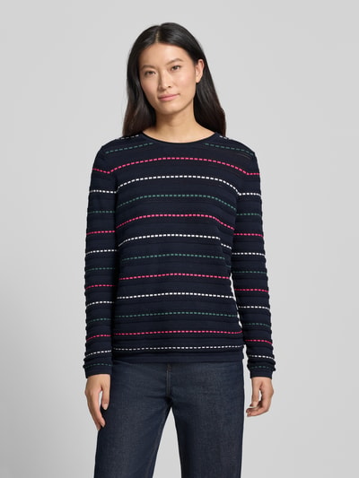 Frauenmodel trägt Strickpullover mit Struktur-Muster von Christian Berg Woman in Dunkelblau mit Streifen, reine Baumwolle, Ganzkörperansicht von vorne.