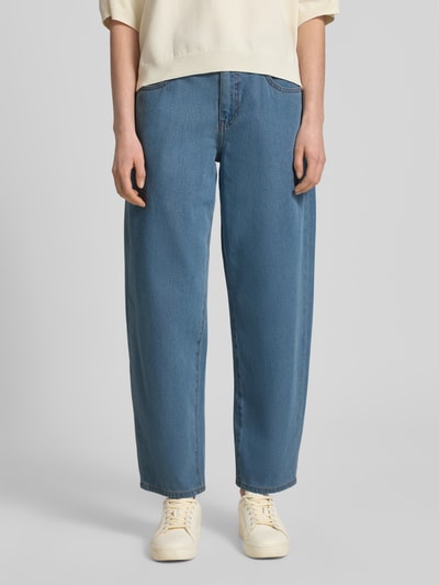 Kobiece modelka nosi Wide Fit Jeans im 5-Pocket-Design Modell 'Hellen' von MOS MOSH, mieszanka bawełny, krój wide fit, 5 kieszeni, zapięcie na guzik i zamek błyskawiczny, szerokość w rozmiarze 27: 40 cm, długość wewnętrzna nogawki w rozmiarze 27: 73 cm, widok całej sylwetki z przodu.